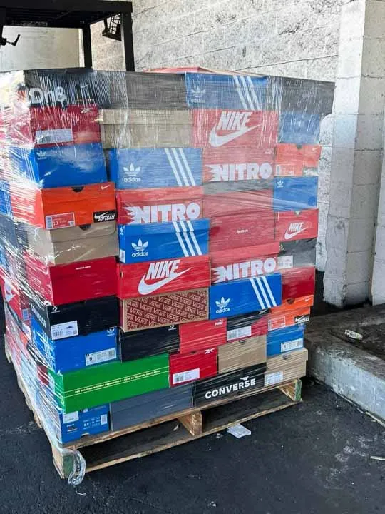 Paleta kartonów po butach Nike, adidas i Converse owinięta folią stretch