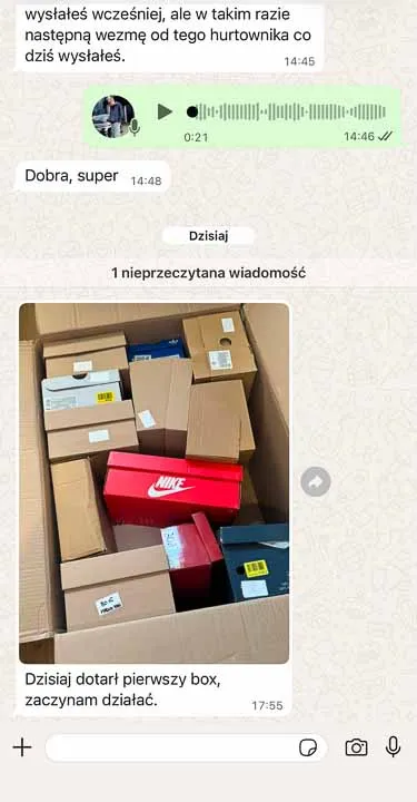 Rozmowa na WhatsAppie: zdjęcie pierwszego boxu z butami po dostawie