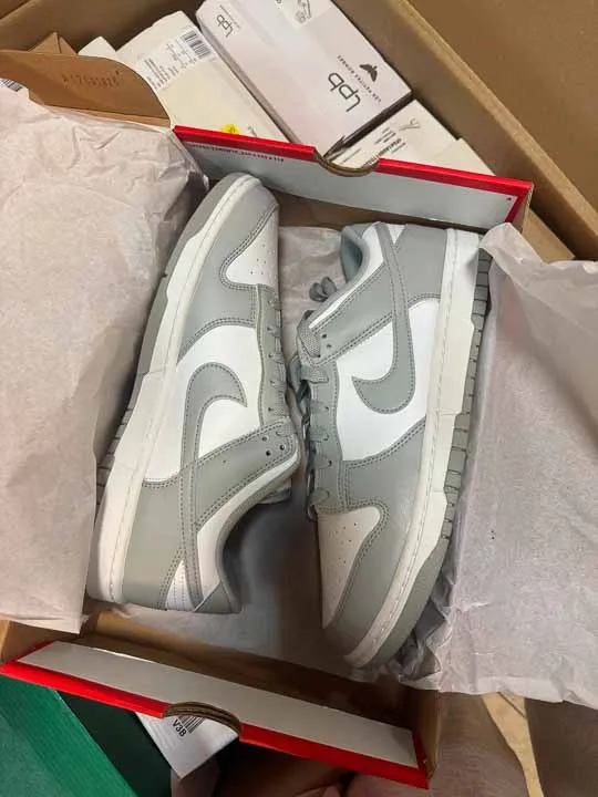 Szaro-białe buty Nike Dunk Low w otwartym kartonie