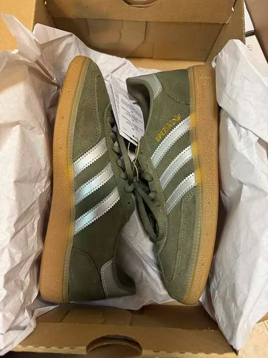 Zielone zamszowe buty adidas Spezial w kartonie z metką